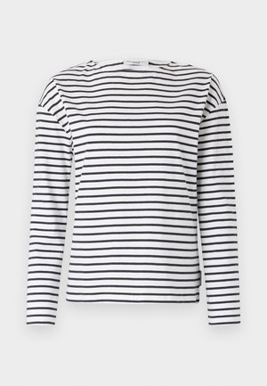 Chemise blanche à manches longues avec des rayures horizontales bleu marine. Elle présente un col rond et un ourlet droit. Fabriquée en coton léger.