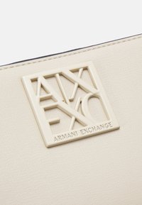 Armani Exchange WALLET ZIP AROUND - Denarnica - dusty ground