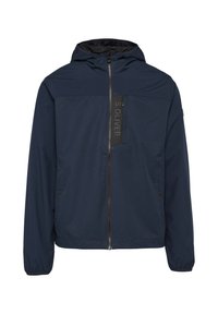 Giacca leggera blu navy con cappuccio, zip frontale e tasca sul petto. Presenta polsini elasticizzati e logo S.Oliver sulla tasca.