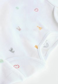 Hvid babybody med spredte pastelfarvede dyre- og hjerteprints, blød tekstur og rund halsudskæring. Kantede kanter for holdbarhed.