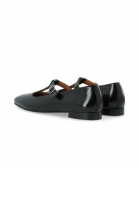 Ballet flats in vernice nera con punta affusolata, superficie testurizzata e dettaglio a doppia cinghia con piccola fibbia. Tacco a blocco basso.