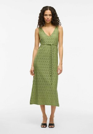 Vestido maxi verde sin mangas con escote en V, que muestra un patrón de diamantes. Cintura ajustada con un cinturón de lazo. Textura suave y aberturas en el dobladillo.