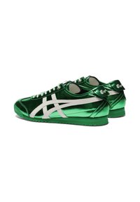 Zielone metaliczne sneakersy z białymi akcentami, charakteryzujące się niskoprofilowym designem, okrągłym noskiem i teksturowaną gumową podeszwą zapewniającą przyczepność.