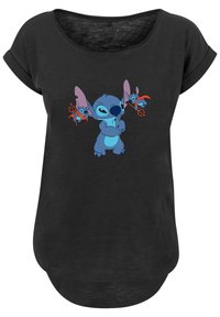 Juodas trumpas rankovėmis marškin�ėlis, kuriame centre pavaizduotas mėlynas animacinis personažas Stitch, šonuose yra du mažesni Stitch iliustracijos.