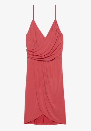 Koralinvärgad klänning med tunna remmar, som har en draperad design och en samlad midja. Tyget är slätt med en mjuk textur.