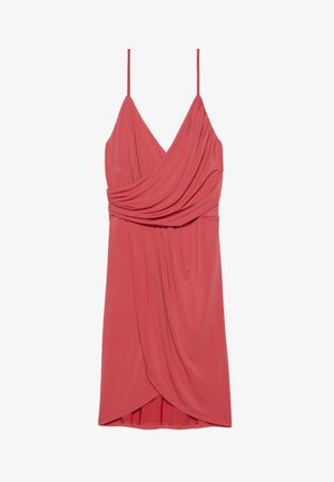 Koralinvärgad klänning med tunna remmar, som har en draperad design och en samlad midja. Tyget är slätt med en mjuk textur.