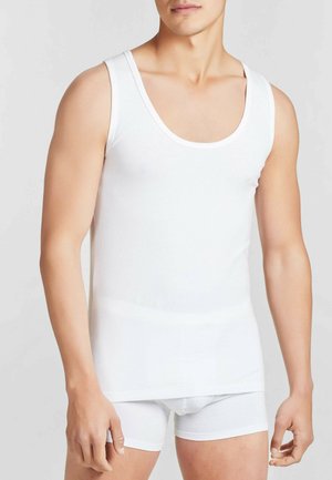 Canotta bianca senza maniche in cotone liscio, con scollo ampio e design aderente, abbinata a boxer bianchi.