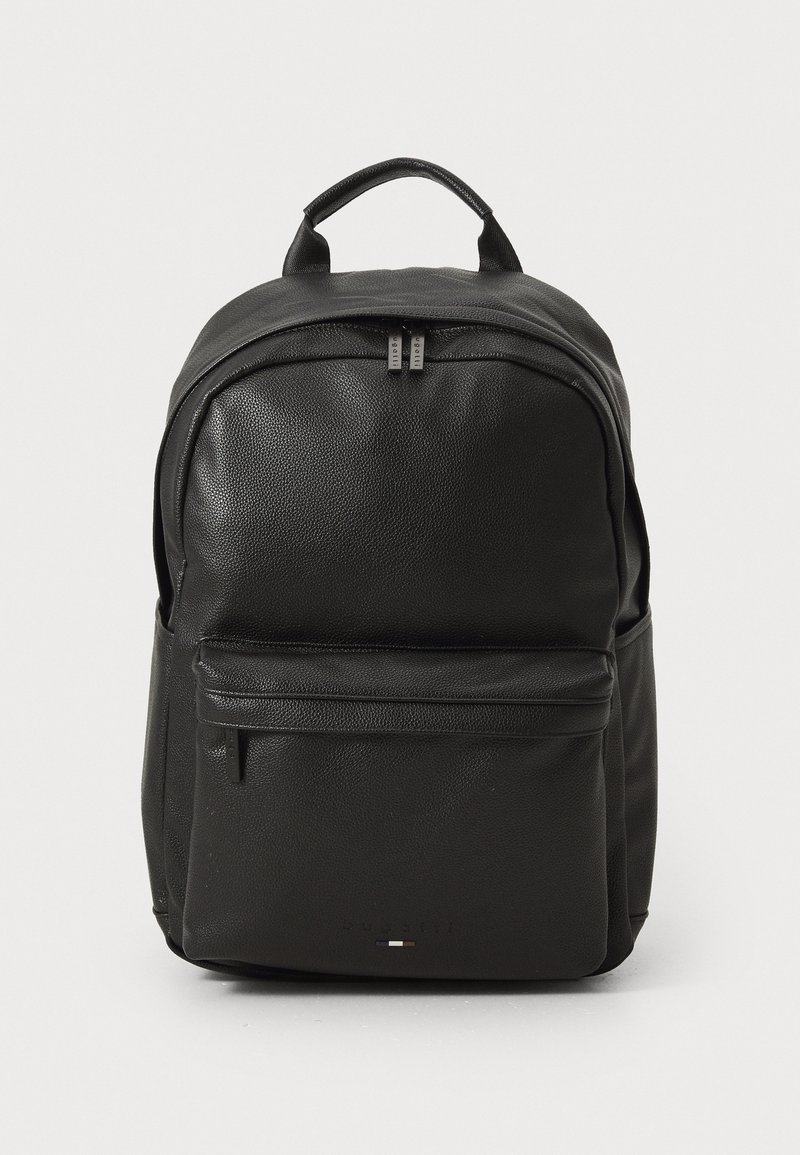 Mochila preta de couro com superfície texturizada, compartimento principal com fecho éclair, bolso frontal e pega superior para fácil transporte.