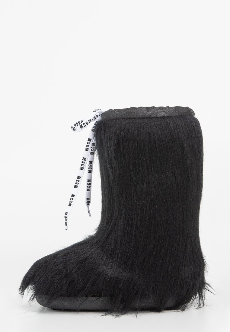 Zwarte, met bont bedekte laars met een ronde neus, stoffen voering en een zwarte elastische trekkoord met witte branding op de stopper.