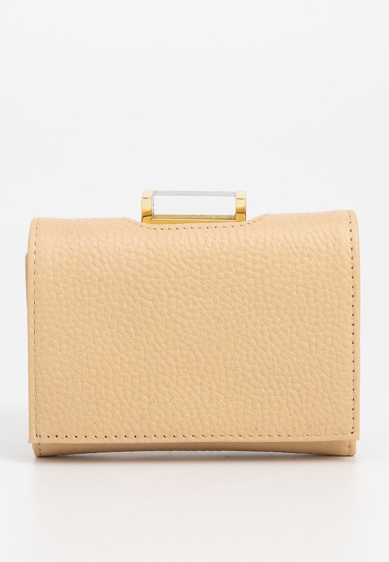 Beżowy skórzany portfel z teksturowaną powierzchnią, złotą zapięciem i przezroczystym akcentem na górze. Posiada minimalistyczny design z przeszytymi brzegami.
