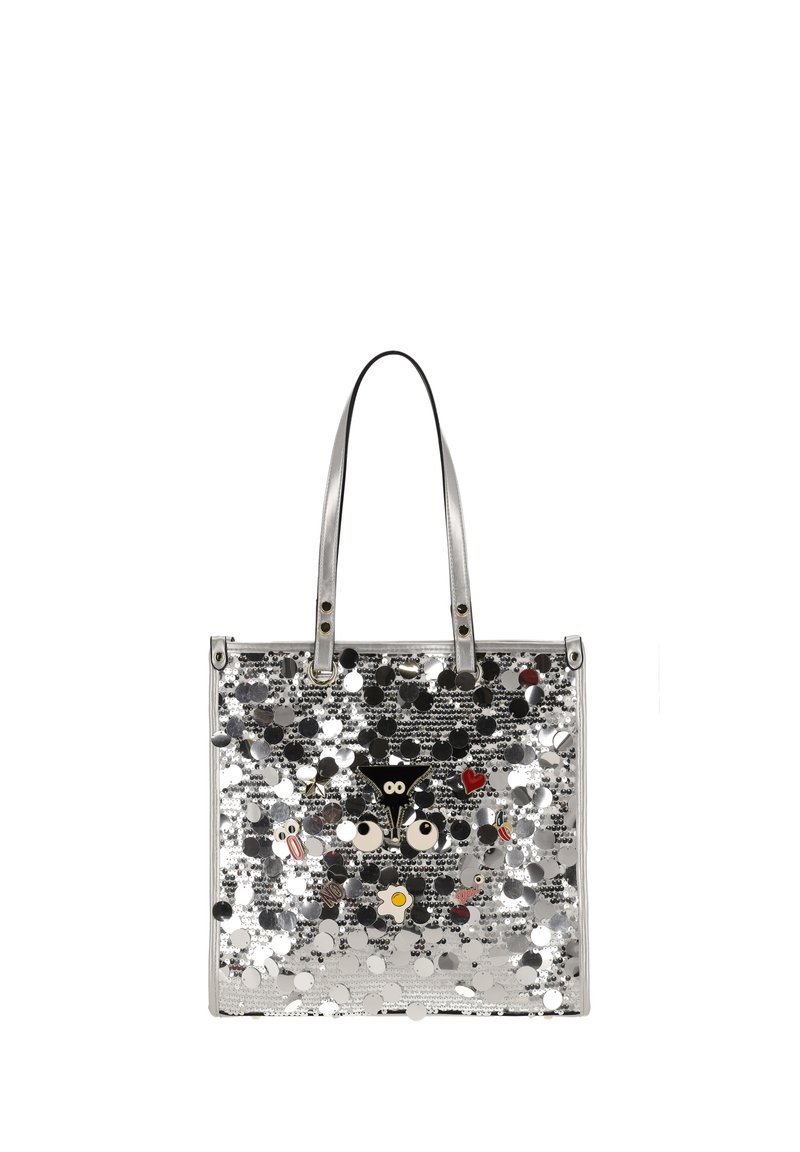 Bolso tote plateado cubierto de grandes lentejuelas con pines frontales en forma de ojo de dibujo animado, corazón y comida, que cuenta con doble asa de hombro.