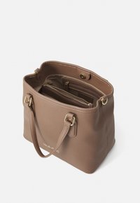 Borsa tote in pelle marrone con una consistenza a ciottoli e hardware dorato, interno a doppio scomparto e chiusura a scatto magnetico. Manici per un facile trasporto.