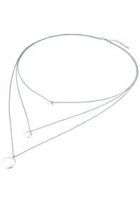 Collar plateado de múltiples capas que presenta tres cadenas de diferentes longitudes, cada una con colgantes circulares en el extremo. Superficies lisas y reflectantes.