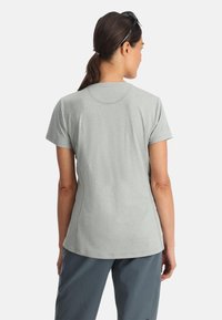 Hellgraues Kurzarm-T-Shirt mit rundem Halsausschnitt. Weicher Stoff und lässige Passform. Die Rückansicht zeigt dezente Nähdetails.