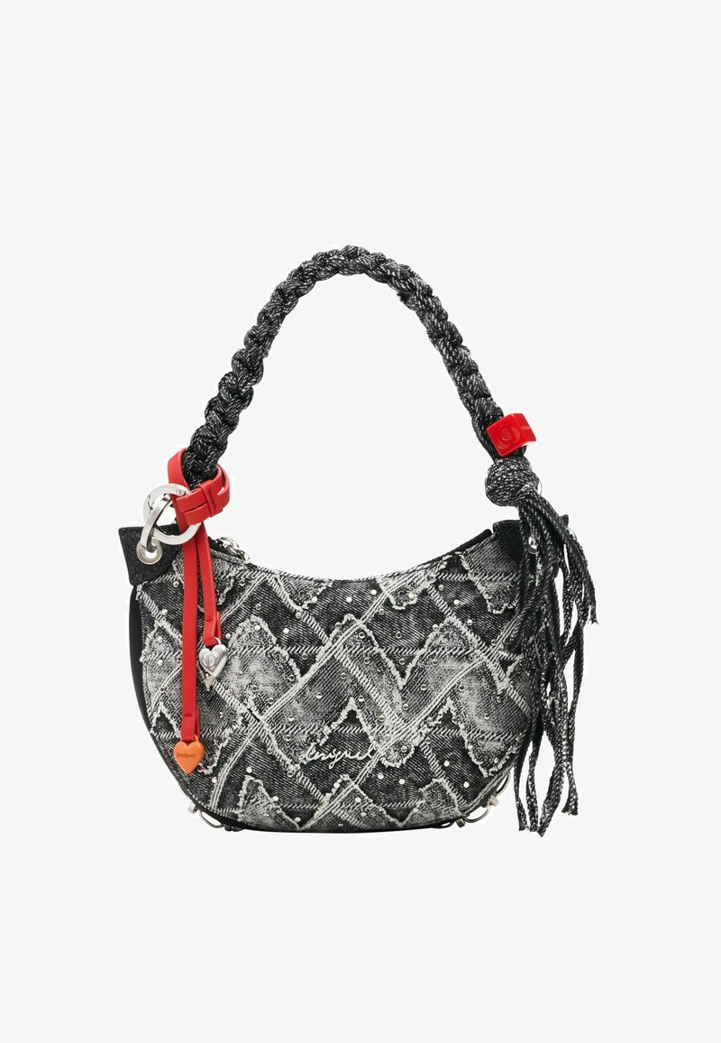 Čierna rifľová kabelka s pleteným remienkom, červenými detailmi, strieborným kovaním a textúrovaným diamantovým vzorom, ozdobená korálkami a príveskom.