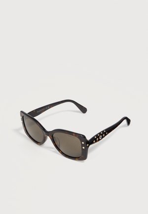 Prostokątne okulary przeciwsłoneczne w oprawie typu „tortoise” z ciemnymi soczewkami i ozdobnymi małymi kryształkami przy zausznikach.