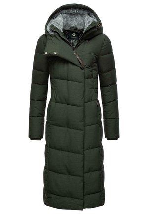 Dlhý, zafúkaný parka v tmavozelenej farbe s textúrovanou šedou podšívkou kapucne. Obsahuje asymetrické zapínanie na zips a pevnú niť.