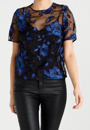 Czarna przezroczysta bluzka z niebieską haftowaną kwiatową dekoracją, krótkimi rękawami i okrągłym dekoltem. Posiada warstwowy fason z dopasowanym spodem.