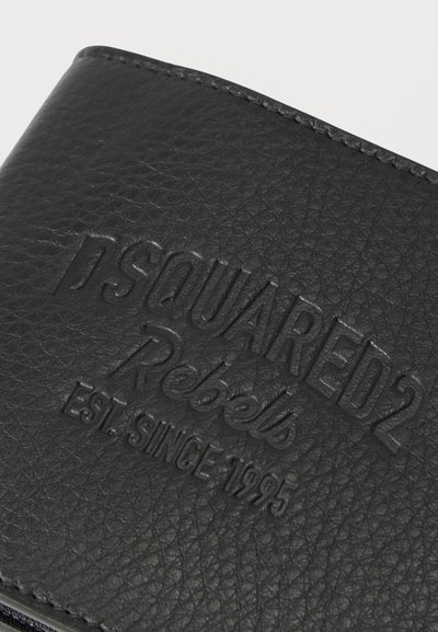 Portefeuille en cuir noir avec le logo embossé "DSQUARED2 Rebels EST. SINCE 1995", surface textur ée avec un motif de grain visible.