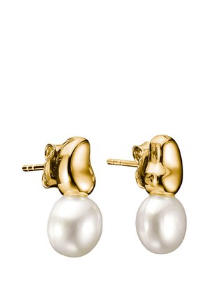 Goldene Steckerohrringe mit unregelmäßigen Formen, jeweils mit einem einzelnen weißen Perltropfen, der unter der goldenen Fassung hängt.