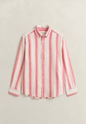 Camicia a maniche lunghe con bottoni, righe verticali rosse e bianche, colletto classico e polsini con bottoni, distesa su una superficie beige.