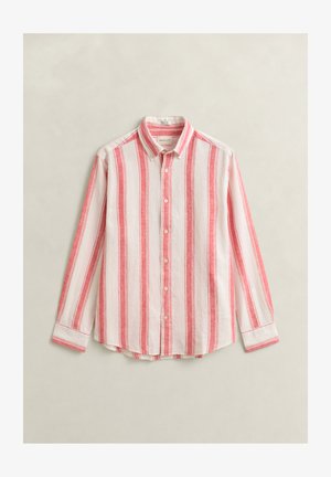 Camicia a maniche lunghe con bottoni, righe verticali rosse e bianche, colletto classico e polsini con bottoni, distesa su una superficie beige.