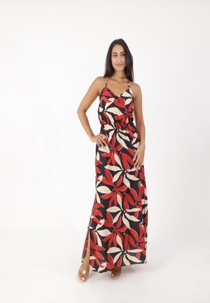 Robe maxi en rouge, noir et crème à motif floral, avec des fines bretelles et une fente sur le côté ; tissu léger et coupe décontractée.
