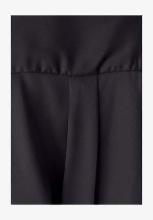 Tessuto nero, liscio, con una leggera lucentezza. Presenta delicati plissettamenti e una vita arricciata, offrendo un aspetto morbido e strutturato.