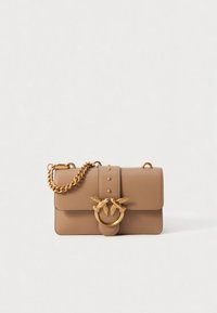 Τσάντα χειρός από ταμπά δέρμα με χρυσή αλυσίδα, κλείσιμο με καπάκι, διακοσμητικά μεταλλικά στοιχεία και καρφιά στο μπροστινό μέρος.