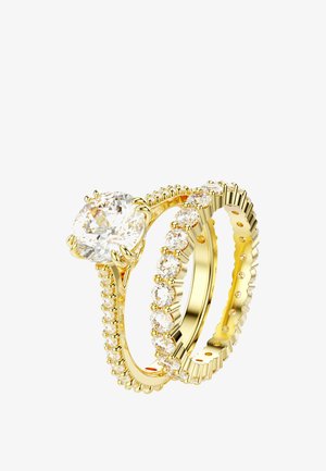 Dos anillos de oro con diamantes talla redonda; un anillo presenta un gran diamante solitario, el otro es una alianza perpetua con diamantes por todo el contorno.