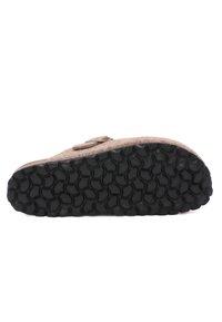 Chaussure slip-on en feutre marron avec une semelle en caoutchouc noir texturé arborant un motif ondulé et une boucle décorative sur le côté.