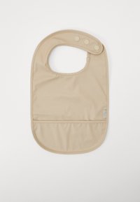 Bavoir bébé beige en tissu lisse et résistant à l'eau, avec une ouverture ronde au niveau du cou, deux boutons-pression et une poche à l'avant pour les éclaboussures.