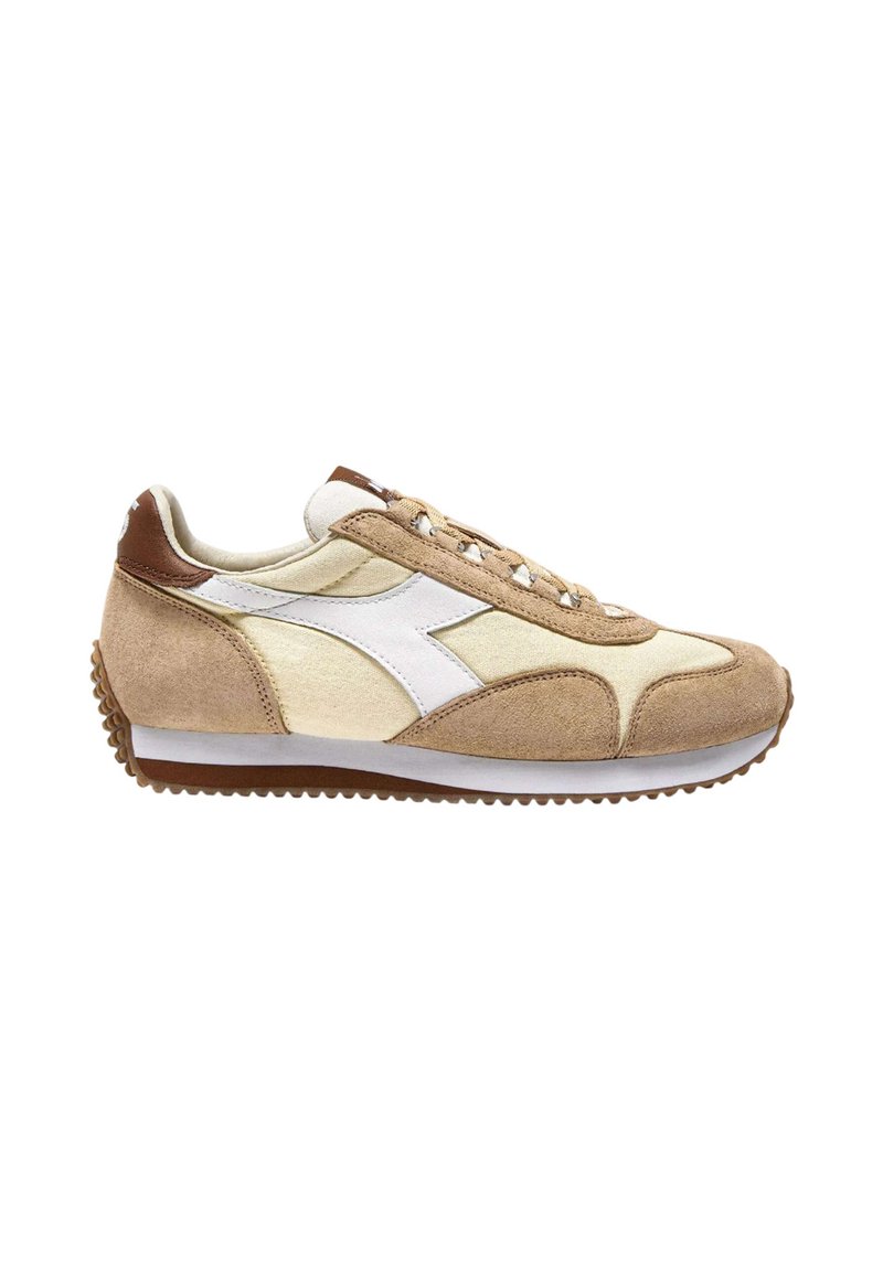 Sneaker con tomaia in suede beige e pannelli in tela crema. Presenta un logo diagonale bianco, dettagli marroni e una suola in gomma testurizzata.