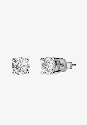 Boucles d'oreilles rondes à tige, avec des griffes à quatre pattes, présentant des diamants transparents sur une base en métal argenté, polie pour un éclat intense.