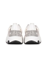 Zapatillas blancas con un talón texturizado en gris y negro moteado, que presentan una parte superior lisa, una forma redondeada y una suela de goma negra.