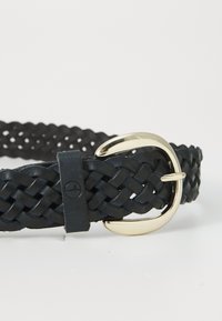 Cintura in pelle intrecciata nera con fibbia in metallo color oro e una superficie liscia. Caratterizzata da un fermaglio con logo impresso.