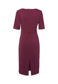 Abito bordeaux con una forma aderente, maniche corte, chiusura a cerniera sul retro e uno spacco centrale all'orlo per un tocco di dettaglio. Tessuto con una texture liscia.