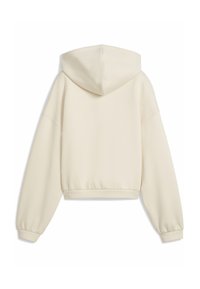 Sudadera corta color crema con capucha, hombros caídos y puños elásticos. Textura suave, diseño minimalista, silueta simple.