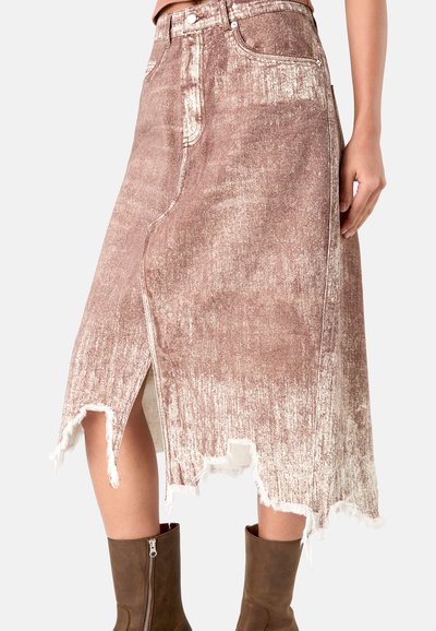 Denim midi-rok in gedempt rozenkleur met een vervaagde afwerking, rafelrand en een voetsplit. Voorzien van traditionele zakken en metalen hardware accenten.