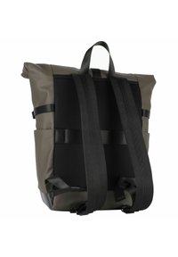 Nahrbtnik v olivno zeleni barvi, z teksturiranim črnim mrežastim hrbtom, nastavljivimi črnimi trakovi, zgornjim ročajem in obliko zapiranja na zvijanje.