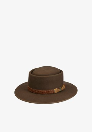 Brauner Filzhut mit breiter Krempe, flacher Krone und geflochtenem Lederband mit einer kleinen Metallschnalle vor weißem Hintergrund.