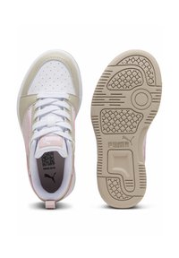 Sneaker bianchi e beige con un accento rosa, caratterizzati da una suola testurizzata, punta forata e linguetta sul tallone con il marchio. Design con lacci, pelle liscia.