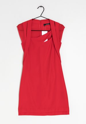 Abito rosso con maniche a cappuccio, design drappeggiato e scollatura asimmetrica. Realizzato in tessuto morbido, presenta una chiusura con zip sul retro.