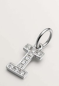 Colgante en forma de letra "I" en plata con strass transparentes incrustados a lo largo del centro. Presenta un lazo circular para la fijación. Acabado liso y pulido.