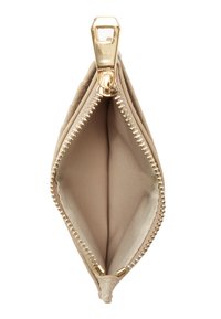 Beige ritsportemonnee met goudkleurige hardware, met een gladde buitenkant en een ruime binnenkant met twee compartimenten.