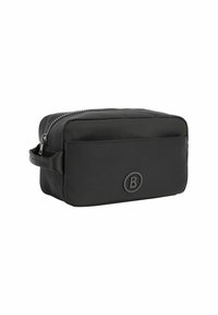 Borsa da toilette rettangolare nera con superficie texturizzata, chiusura con zip superiore, manico laterale e logo in rilievo sulla parte anteriore.