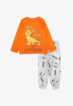 Chemise orange à manches longues avec le texte "unique en son genre" et un graphique de Simba ; pantalon de pyjama gris avec des visages noirs de Simba répétés et du texte.
