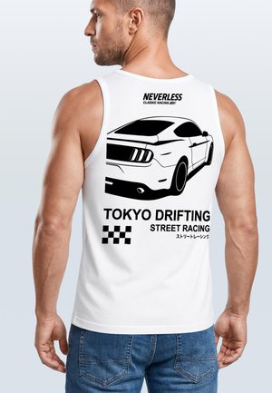 Mann trägt ein weißes Tanktop mit schwarzer Grafik eines Sportwagens und Text: „Neverless Classic Racing Tokyo Drifting Street Racing.“