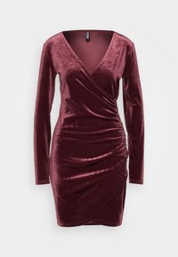 Burgunderfärgad sammetsklänning med långa ärmar och djup V-ringning. Har en inslagande design och veckad detalj vid sidan. Slät textur.