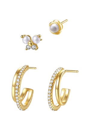 Set di orecchini in oro che presenta due stili: un design a farfalla con perle e strass, e un design a cerchio intrecciato con strass.